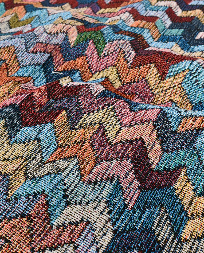 Woven fabric with integrated patterns and a rich texture